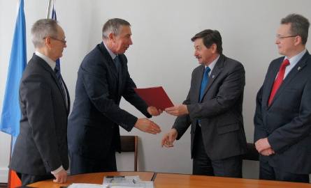 Umowę podpisali wiceprezesi firmy "Kartel S.A.” Paweł Karpiński (z lewej) i Tomasz Sękiewicz oraz starosta zwoleński Waldemar Urbański i wicestarosta
