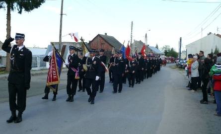 Uroczysta defilada strażacka na zakończenie uroczystości jubileuszowych w Kurozwękach.