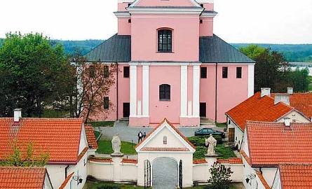 Dom Pracy Twórczej nad Wigrami – w przeszłości klasztor kamedułów. Wzniesiony w latach 1694-1745 (na zdjęciu). W 1999 roku gościł tutaj Jan Paweł II.