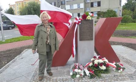 Teresa Heda – Snopkiewicz, córka "Szarego” przy pomniku poświęconym jej ojcu. Generał ma swój pomnik