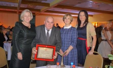 W tym roku nagrodzono Bank Spółdzielczy w Przysusze; reprezentowany na gali przez: (od lewej) Barbarę Urantowską, Mariana Grzegorczyka, Halinę Wilk,