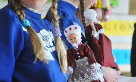 Dziewczyny w strojach ludowych z Nowego Kramska wręczęły wszystkim uczestnikom festiwalu - tzw. Kramszczanki