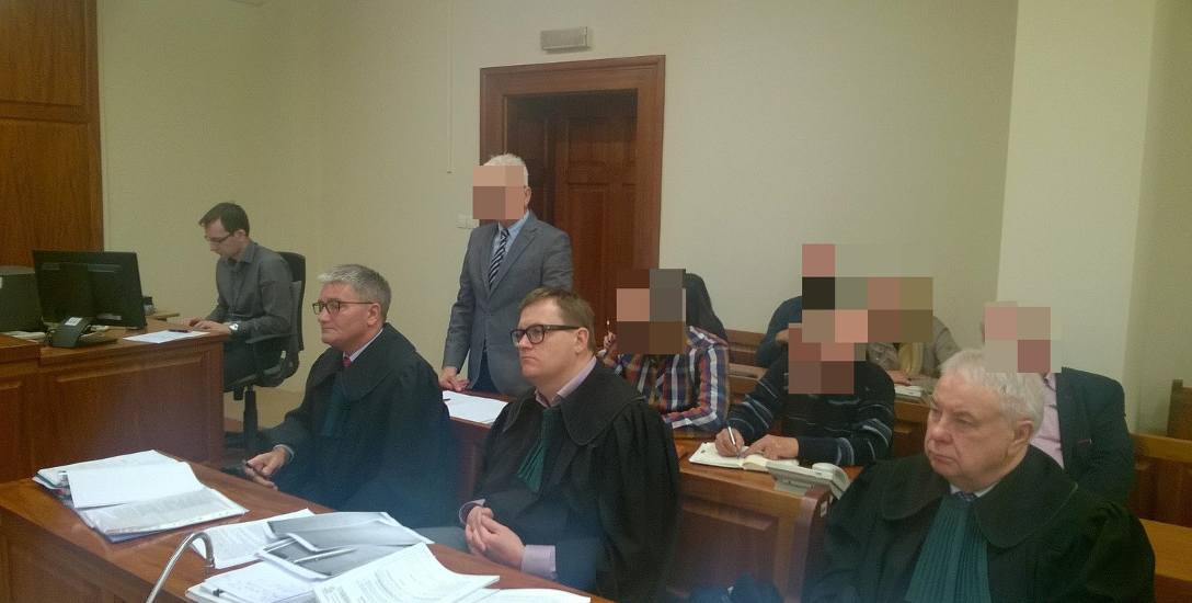 Na ławie oskarżonych w sądzie okręgowym zasiada w sumie 11 osób. Oprócz Waldemara S. (stoi) m.in. jego syn - Michał S.
