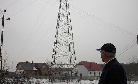 Domy w rejonie ulicy Bałtowskiej oplątane liniami elektrycznymi jak pajęczą siecią.