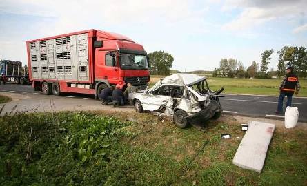 Opel zderzył się z dwoma ciężarówkami.