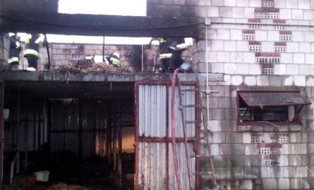 W wyniku pożaru spłonął dach budynku