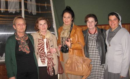 Grupa "ikonowa" poszerzona:  od lewej- Aleksandra Pabich, z prawej- siostra Elżbieta, uczetniczaka warsztatów pisania ikon.