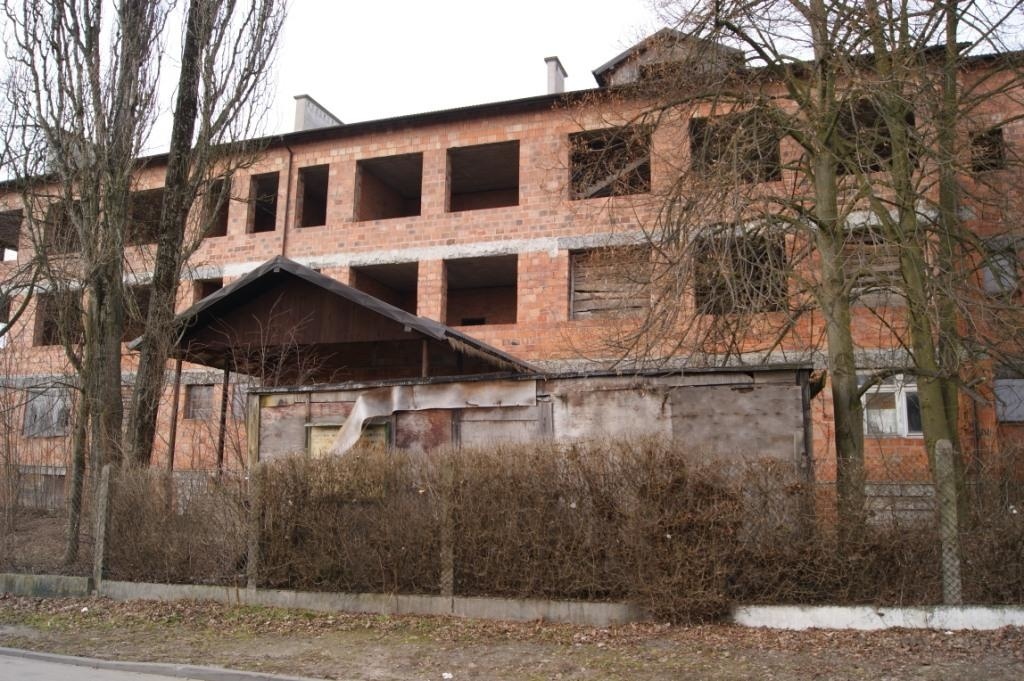Budynek przy ZS-CEZiU od lat stoi pusty. Czy znajdzie chętny na jego zaadoptowanie?