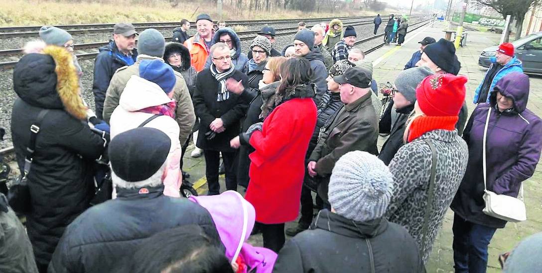 Na zdjęciu mieszkańcy Darłowa, którzy spotkali się z przedstawicielem PKP i władz miasta w sprawie stworzenia przejścia przez tory