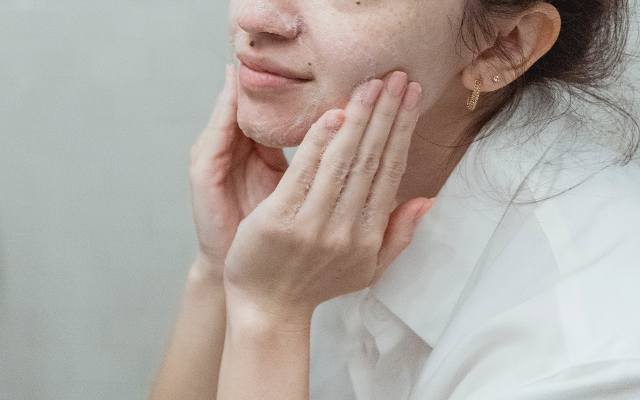 Jak powinno się myć twarz? Błędy, które szkodzą twojej skórze. Zobacz, czy ich nie popełniasz i zmień swoje nawyki
