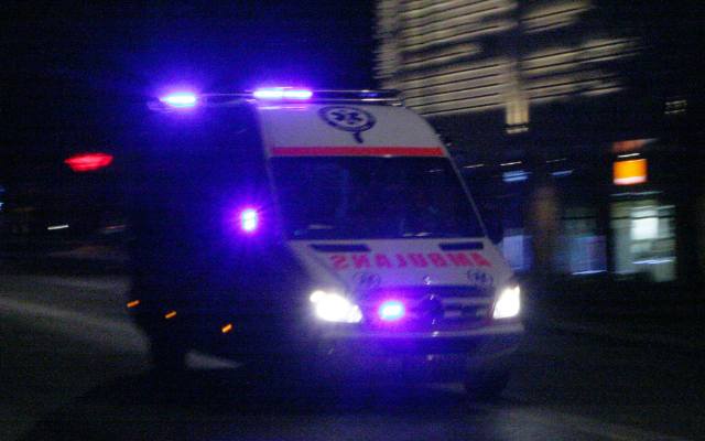 Groźny wypadek motocyklisty w dolinie Popradu. W ciemnościach strażacy spieszą na ratunek