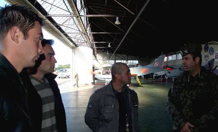 Major Sławomir Gąsior (od prawej), oficer prasowy organizowanej 42 Bazy Lotnictwa Szkolnego na Sadkowie, opowiada potencjalnym ochotnikom Dariuszowi