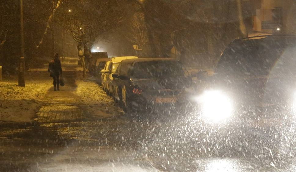 Film do artykułu: Opady śniegu w Lublinie. Jak wygląda sytuacja na drogach? Zobacz wideo i zdjęcia 