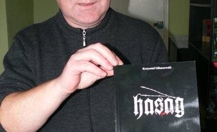 Tadeusz Sikora z Muzeum Orła Białego prezentuje wydaną przez placówkę książkę "Hasag" Krzysztofa Gibaszewskiego. Po jej wydaniu narodził