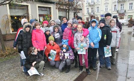Uczniowie ubrali Choinka Nadziei na Placu Artystów w Kielcach 