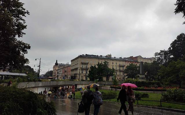 Burza i oberwanie chmury w Krakowie. Ulewa spowodowała spore utrudnienia na drogach