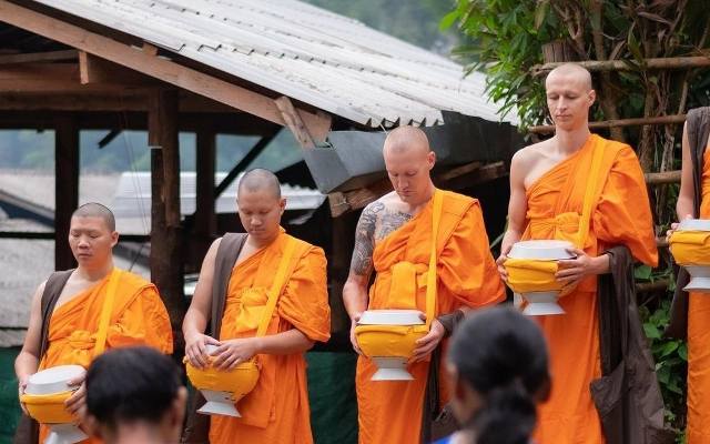 Grał w reprezentacji. Zarabiał krocie. Spakował się i wyjechał do Tajlandii. Został mnichem buddyjskim. Ci piłkarze zmienili powołanie