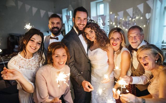 Fryzury na wesele jako gość w 2024 roku. Unikatowe, subtelne oraz eleganckie – propozycje dla kobiet po 40. i po 50.