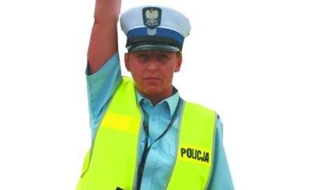Policjantka wznosząc wyprostowaną rękę do góry sygnalizuje zakaz wjazdu i wejścia na skrzyżowanie. Nawet, gdy mamy zielone światło, gesty policjanta