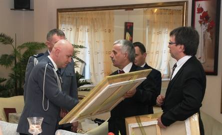 W hotelu Mariage szefowie policji otrzymali prezenty w postaci obrazów od władz wojewódzkich i samorządowych powiatu włoszczowskiego.