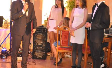 Gratulacje i życzenia młodym wolontariuszom złożył burmistrz Michał Cichocki. Na zdjęciu także Sebastian Binkowski, Katarzyna Jasińska i Marta Śliwi
