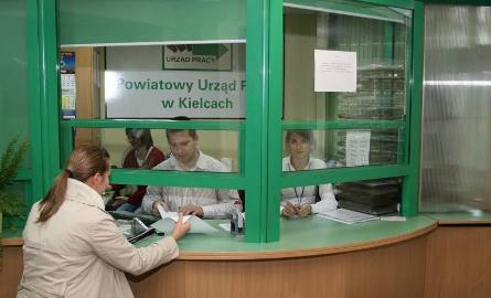 Przychodzący do Powiatowego Urzędu Pracy w Kielcach, uzyskują informacje odnośnie pracy urzędu, w punkcie tuż przy wejściu.