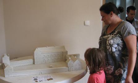 Angelika Barańska i jej mama, Bogumila, oglądały z ciekawością makietę starego Radomia.