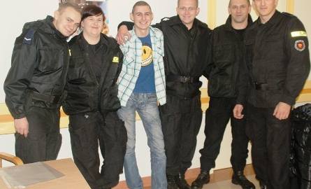 Świętokrzyscy policjanci zarejestrowali się w bazie dawców szpiku i uwiecznili na zdjęciu razem z Piotrem Ciszkiem, który żyje dzięki przeszczepowi
