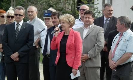 Bogusława Jaworska, burmistrz Zwolenia dziękowała wykonawcy, Przedsiębiorstwu Robót Drogowych w Zwoleniu.