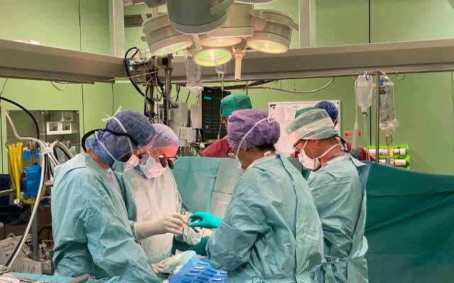Lekarze z Poznania przeszczepili serce 23-latkowi. Pacjent wraca do zdrowia