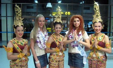 Tajki w narodowych strojach powitały dziewczęta na lotni-sku na wyspie Phuket.