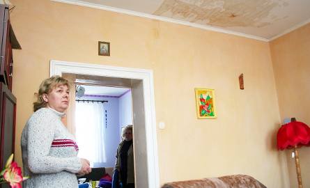 Danuta Tomkowiak (widoczna na zdjęciu) do czasu ukończenia remontu schronienie znajdzie w miejscowym DPS-ie. Jej mieszkanie jest częściowo zalane.