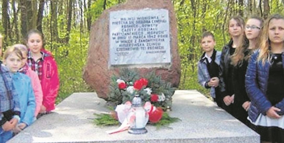 Uczniowie z Zespołu Szkolno-Przedszkolnego w Strzegomiu przed pomnikiem pamięci redakcji „Odwetu” w Wiśniówce w powiecie staszowskim.