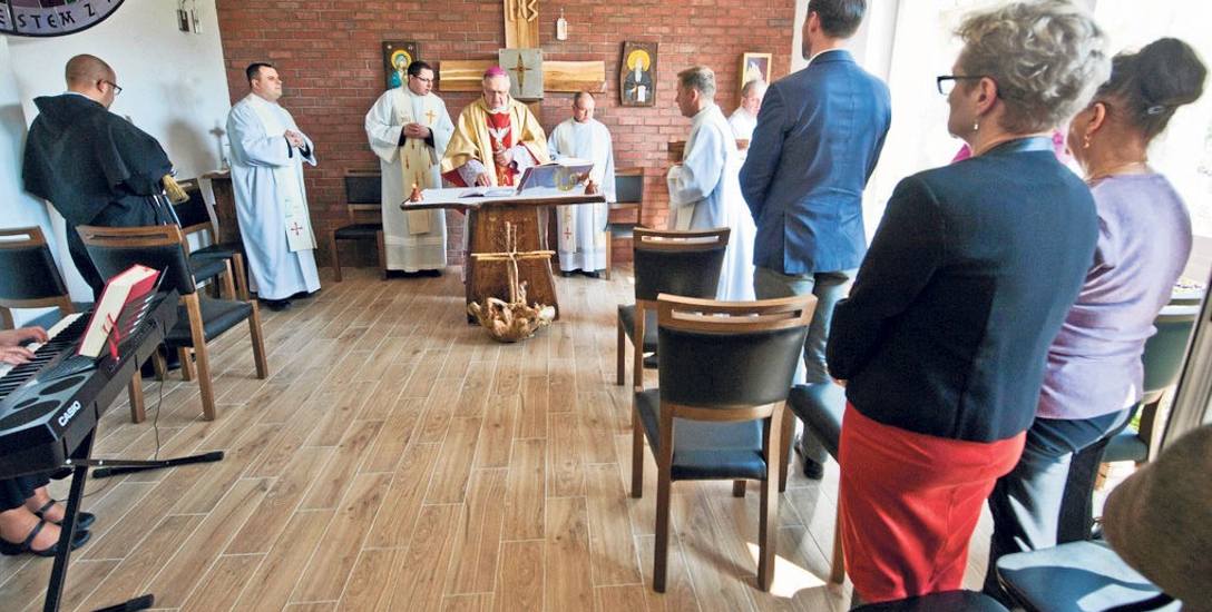 Sobotnie spotkanie w Hospicjum w Koszalinie rozpoczęło się od mszy świętej w nowej kaplicy; mszę odprawił biskup diecezji ks. Edward Dajczak