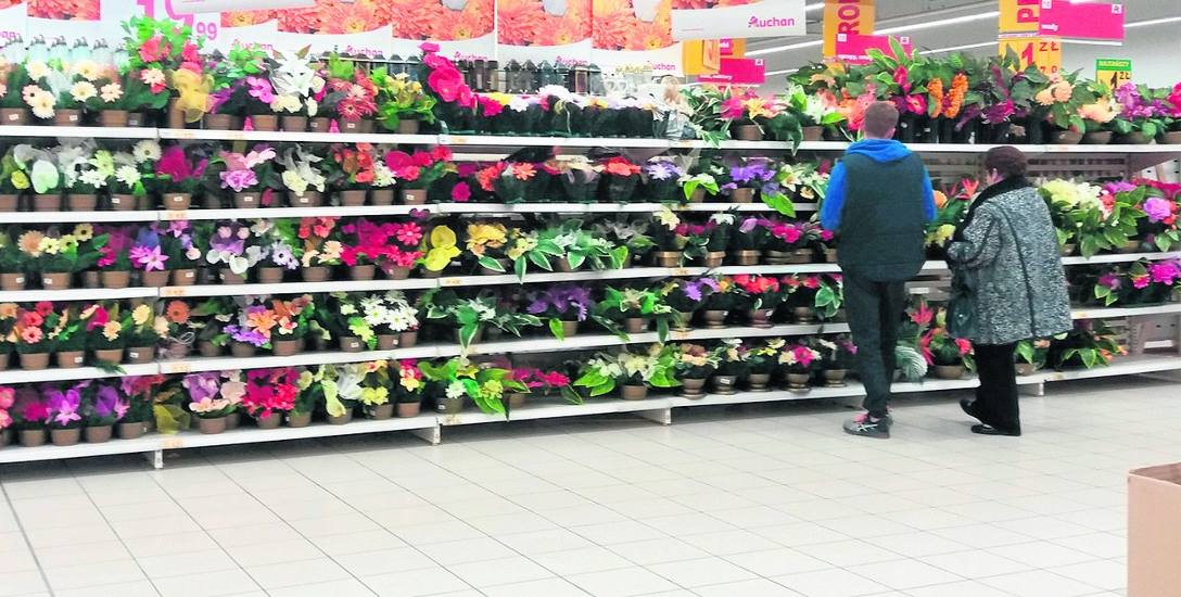Supermarkety   zapełniły się sztucznymi   kwiatami w  doniczkach 