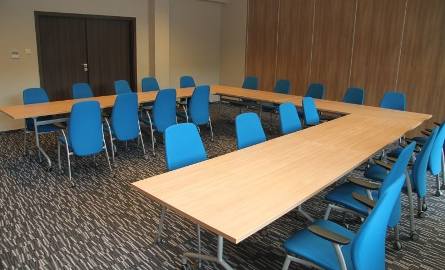 Stoły oraz krzesła pojawiły się już także we wszystkich czterech mniejszych salach konferencyjnych, które znajdują się na trzecim piętrze i są przedzielone