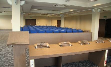 Duża sala konferencyjna jest w pełni gotowa. Jest w niej 96 foteli, które wyposażone są w system do głosowania. Przy każdym znajdują się też mikrofo