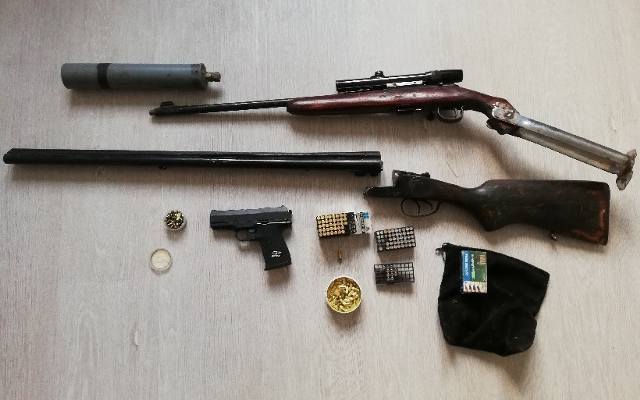 Policja w Szczucinie zatrzymała 59-latka, który posiadał nielegalną broń. Po co mu karabinek KBKS z tłumikiem i elementy strzelby?