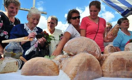 Podczas Święta Chleba każdy mógł zakupić pieczywo przygotowane przez lokalne piekarnie. Na zdjęciu stoisko Piekarni Monika z Tarnobrzega.
