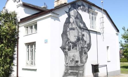 Lokomotywa „wyjeżdżająca” ze ściany to pierwsze dzieło ołówkiem na ścianie. Sebastian Krawczak narysował ją na domu kolegi.