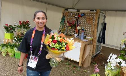 Mita Patel w Wiosce Olimpijskiej sprzedaje kwiaty, na brak ruchu nie może narzekać. Sportowcy i działacze najczęściej kupują bukiety po 25 funtów.