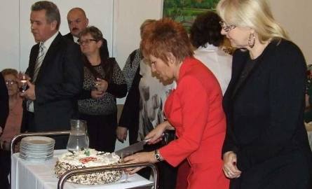 Jolanta Opoka, obecna dyrektorka rozpoczęła dzielenie jubileuszowego tortu.