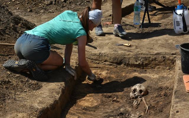 Archeolodzy znów pracują na średniowiecznym cmentarzysku we Wroninie