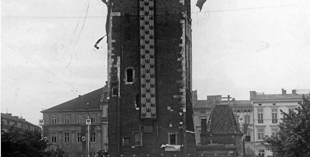 1 września 1940 r., podobnie jak centralne place w innych miastach, Rynek Główny otrzymał nazwę Adolf-Hitler-Platz