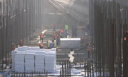 Fundamenty sięgają do 27 metrów w głąb. Na placu budowy codziennie pojawia się obecnie ponad 500 pracowników.
