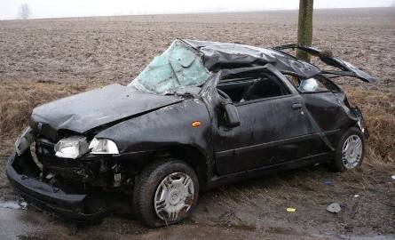 Fiat z ogromną prędkością wypadł z drogi i dachował. O krok od tragedii (zdjęcia)