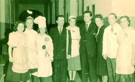 Tę fotografię zrobiono podczas Gwiazdki w szkole w 1949 r. Czwarty od prawej - Jan Malinowski