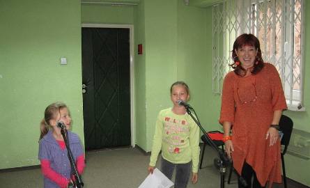 W studiu wokalnym  śpiewają Ania i Weronika Sadowskie pod okiem Iwony Skwarek