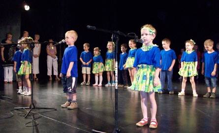 Dzieci śpiewały munurowym piosenki, recytowały wiersze i odgrywały teatrzyki