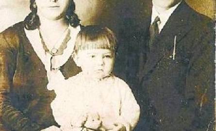 Stryj, rok 1934. Dwuletni Zdzisław Kocurkiewicz z rodzicami – Pauliną i Zygmuntem.